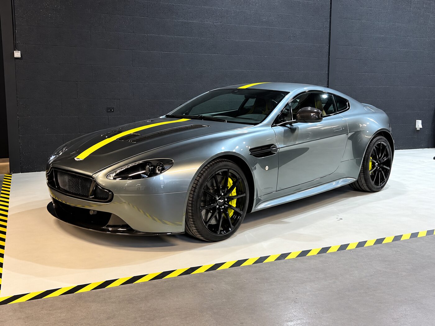 Installatiewerk aan een sportauto